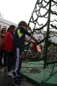 El árbol será decorado por escolares del municipio.