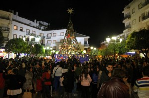 Centenares de Sanjuaneros no quisieron perderse el encendido del  árbol ni la nevada artificial.