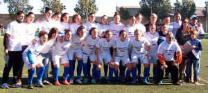 Las jugadoras del equipo onubense, con la camiseta homenaje a Antonio Toledo.