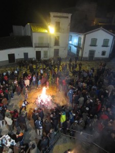 Los niños queman los abelorios que dan nombre a la fiesta. / Foto: Ayuntamiento de Zufre