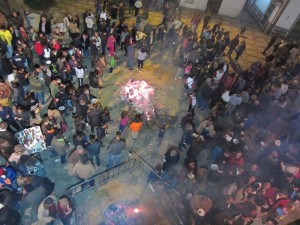 Los vecinos se reunieron en torno a las candelas. / Foto: Ayuntamiento de Zufre