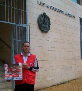 El Colegio de Médicos ha entregado juguetes a Cruz Roja para familias onubenses.