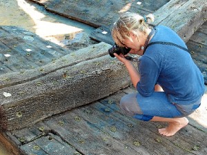 Uno de los técnicos realiza el trabajo de registro fotográfico de las maderas. / Foto: IAPH. 