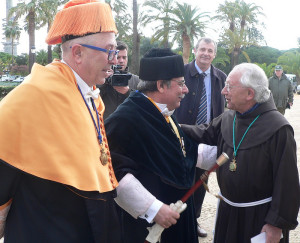 El consejero y el rector de la UNIA saludan al prior del Monasterio de La Rábida.