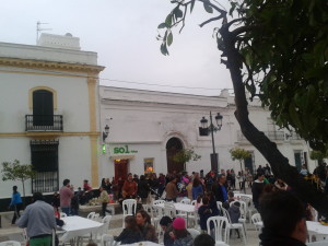 Buen ambiente en la Plaza de las Monjas de Moguer. 