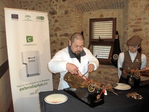 El ganadpr del concurso de cortadores de jamón japonés. 