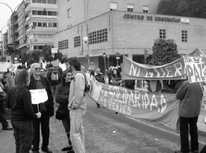 En 2007 se manifestó en Sevilla junto a los jóvenes de Dos Orillas en contra de la OTAN. 