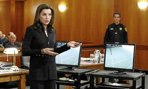 Alicia Florrick muestra en un juicio unos vídeos como prueba.