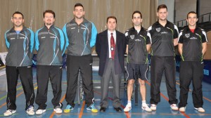 Los dos equipos, junto al juez árbitro, antes del inicio del choque. / Foto: J. L. Rúa.