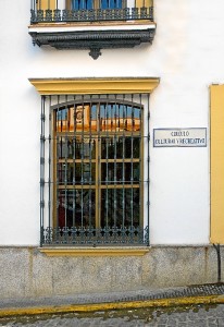 La fachada del casino de Beas.