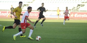 Chico -de amarillo- durante un partido ante el Almería B.