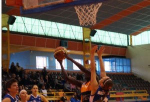 Tanya Bröring, una de las destacadas en el equipo de Huelva, se tuvo que multiplicar. / Foto: Zamora24horas.com