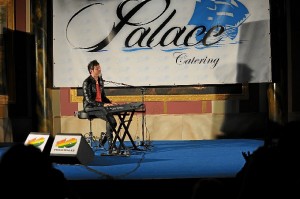 El piano es la base de su música. 