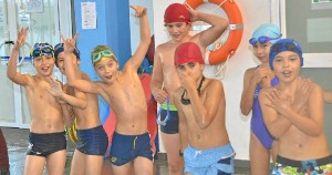 Los pequeños han disfrutado del primer día de natación.