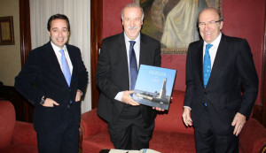 Vicente del Bosque fue recibido en el Ayuntamiento antes del acto de entrega de las Medallas de Huelva.