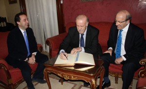 Del Bosque firmando en el  firmado en el libro de honor de la ciudad.