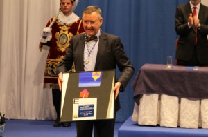 Enrique Romero Santana recogiendo su Medalla. 