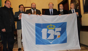 El Ayuntamiento de la capital ya cuenta con la bandera del 125 Aniversario del Recre.