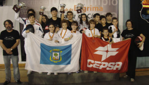 Los juveniles del Cepsa Huelva con los técnicos Juan Artero y Ana Dovao.