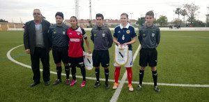 El concejal de Deportes, Gregorio Oliveros, entregó un banderín con el escudo de Gibraleón a ambos equipos.