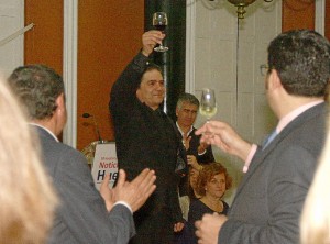 Un brindis para celebrar el aniversario de HBN.