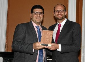 Alberto de Paz recogió uno de los premios en nombre de Onuba Fruit. Se lo entregó el director general del Puerto de Huelva, Pedro García.