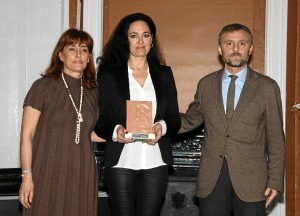 La delegada de Igualdad, Salud y Bienestar Social, Lourdes Martín, y Carmen García Díez, del Hospital Juan Ramón Jiménez recogen el premio otorgado al área de trasplantes del centro que les entregó José Fiscal.