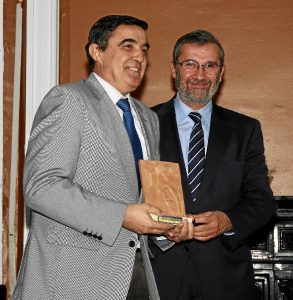 El delegado territorial de Educación, Cultura y Deporte, Vicente Zarza, con la distincion otorgada al Dolmen del Soto de la que le hizo entrega el presidente de la Asociación de la Prensa de Huelva, Rafael J. Terán.