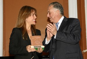 Paula Chaves, directora de Relaciones Institucionales de Matsa, junto al subdelegado del Gobierno en Huelva, Enrique Pérez Viguera.