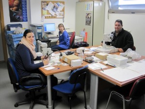 Antonio Toscano trabajando con sus compañeras en la investigación. 