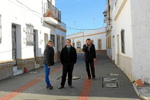 Los tres ediles visitando una de las obras.