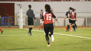 Jenny Benítez volvió a jugar con sus compañeras. / Foto: @jbo1984.