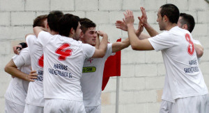 Alegría de los condales tras el primer gol de Mario. / Foto: Josele Ruiz.