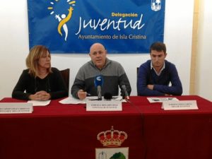 La responsable del Area de Juventud, la concejal y el tecnico, durante la rueda de prensa.