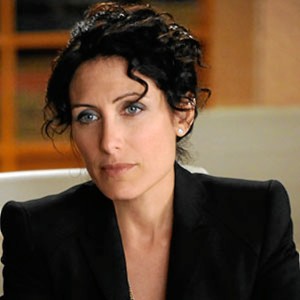 Lisa Edelstein como la abogada Celeste Serrano.