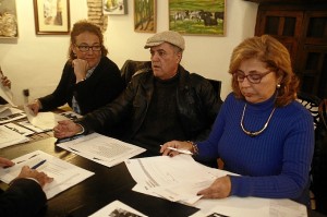 De izquierda a derecha, Yolanda Pelayo, Juan Cobos Wilkins e Inmaculada González. / Foto: José Carlos Palma. 