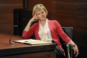 Martha Plimpton como la abogada Patti Nyholm.