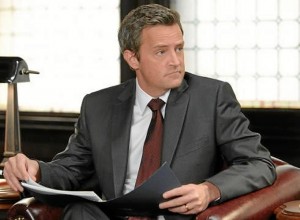 Matthew Perry como el candidato a gobernador Mike Kresteva.