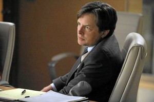 Michael J. Fox como el abogado Louis Canning.