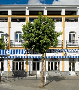 Fachada del Casino de Nerva (abajo).