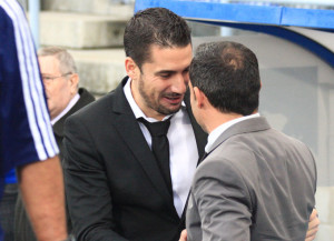 Julio Velázquez y Sergi Barjuan se saludan antes del partido. / Foto: Josele Ruiz.