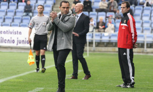 Sergi aplaude el trabajo de sus hombres en El Molinón. / Foto: Josele Ruiz.