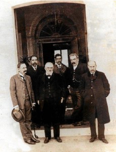 Imagen de la visita de Ramón y Cajal al hospital de Riotinto, fotografía que aparece en la potada de Médicos y hombres. / Foto: Juan Saldaña.