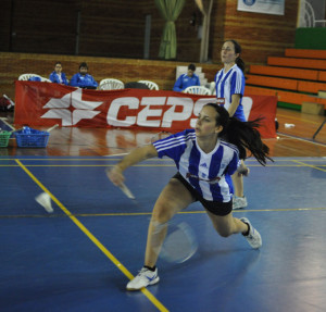 Un momento del partido de dobles femenino, con Haideé Ojeda y Noelia Jiménez.