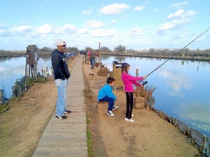 Los más jóvenes se lo pasan en grande pescando en Salinas del Astur.