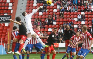 Cuéllar despeja de puños un balón colgado sobre su área. / Foto: www.realsporting.com.