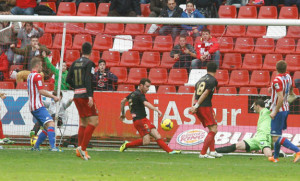 Fernando Vega salva el gol sobre la línea, tras un remate de Mandi. / Foto: www.realsporting.com.