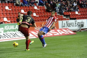 Fernando Vega intenta el centro ante el acoso de Luis Hernández. / Foto: lfp.es.