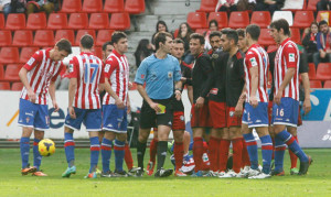 De Burgos Bengoetxea, tarjeta en mano, se dispone a amonestar a un jugador. / Foto: Paloma Ucha/El Comercio.