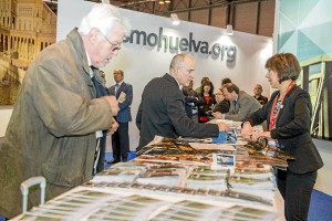 La primera jornada ha sido intensa en el stand onubense. 